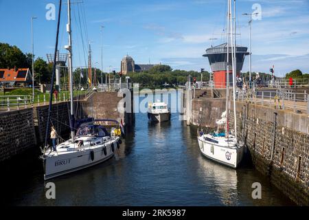 Le village Veere sur la péninsule Walcheren, bateaux dans l'écluse du canal Kanaal porte Walcheren, Zélande, pays-Bas. Der Ort Veere auf Walchere Banque D'Images