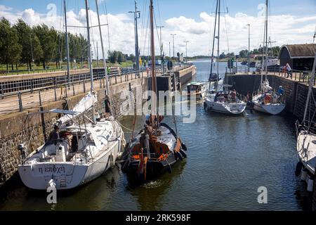 Le village Veere sur la péninsule Walcheren, bateaux dans l'écluse du canal Kanaal porte Walcheren, Zélande, pays-Bas. Der Ort Veere auf Walchere Banque D'Images