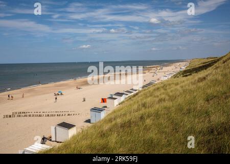 Cabanes en bois au-dessous des dunes sur la plage entre Oostkapelle et Domburg sur la péninsule Walcheren, Zélande, pays-Bas. Holzhuetten unterhalb der D. Banque D'Images