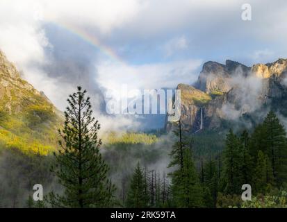 Une belle vue de Yosemite Valley à tunnel View avec un arc-en-ciel qui surplombe la vallée Banque D'Images