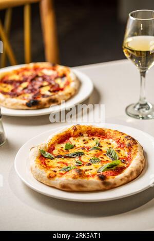 Une photo verticale d'une délicieuse pizza fraîchement préparée sur la table Banque D'Images