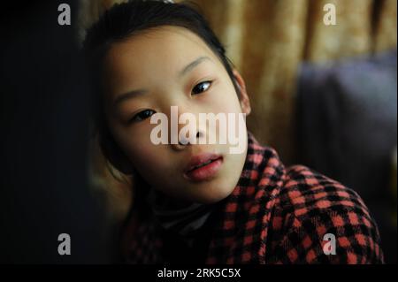 Bildnummer : 53736174 Datum : 17.01.2010 Copyright : imago/Xinhua (100119) -- GUANGDONG, 19 janvier 2010 (Xinhua) -- Luo Zhicheng, 11 ans, empoisonnée au plomb, est vue chez elle dans la ville de Shijiao, Qingyuan, province du Guangdong, dans le sud de la Chine, le 17 janvier 2009. Un taux élevé de plomb dans le sang a été détecté chez 10 enfants dans un village ici. Les parents soupçonnaient que l'intoxication était causée par une usine de batteries voisine, mais l'usine et les autorités locales l'avaient nié. (Xinhua/Liu Dawei) (gj) (2)CHINA-GUANGDONG-CHILDREN-SATURNISME (CN) PUBLICATIONxNOTxINxCHN kbdig xkg 2010 quer premiumd o0 Opfer, Vergiftung Bildn Banque D'Images