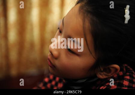 Bildnummer : 53736173 Datum : 17.01.2010 Copyright : imago/Xinhua (100119) -- GUANGDONG, 19 janvier 2010 (Xinhua) -- Luo Zhicheng, 11 ans, empoisonnée au plomb, est vue chez elle dans la ville de Shijiao, Qingyuan, province du Guangdong, dans le sud de la Chine, le 17 janvier 2009. Un taux élevé de plomb dans le sang a été détecté chez 10 enfants dans un village ici. Les parents soupçonnaient que l'intoxication était causée par une usine de batteries voisine, mais l'usine et les autorités locales l'avaient nié. (Xinhua/Liu Dawei) (gj) (5)CHINA-GUANGDONG-CHILDREN-SATURNISME (CN) PUBLICATIONxNOTxINxCHN kbdig xkg 2010 quer premiumd o0 Opfer, Vergiftung Bildn Banque D'Images