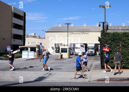 Un groupe de membres de l'Union se sont rassemblés sur la ligne de piquetage pour manifester leur solidarité et leur soutien à la grève du SAG-AFTRA et de la WGA Banque D'Images