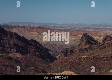 Une vue panoramique sur les montagnes arides dans le Xinjiang, en Chine Banque D'Images