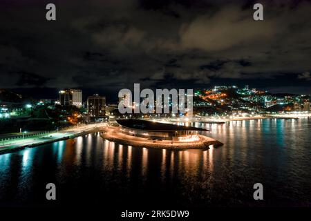 Une vue aérienne de APEC Haus illuminée la nuit à Port Moresby, Papouasie-Nouvelle-Guinée. Banque D'Images