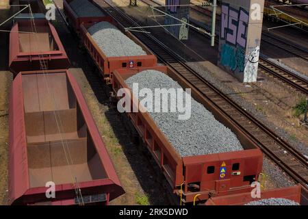 Les wagons avec ballast sur voie attendent leur déploiement dans le terminal cargo est à Francfort, en Allemagne. Banque D'Images