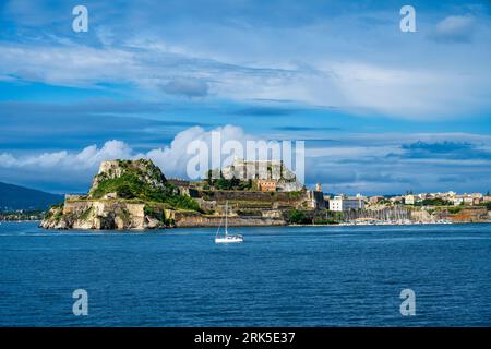 Vue de la vieille forteresse de Corfou depuis la mer, avec Mandraki Marina sur la droite, dans la vieille ville de Corfou, île de Corfou, îles Ioniennes, Grèce Banque D'Images