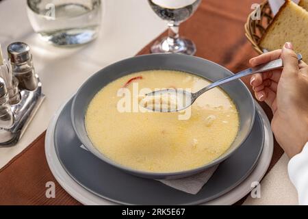 Soupe traditionnelle roumaine aux tripes servie au restaurant Banque D'Images