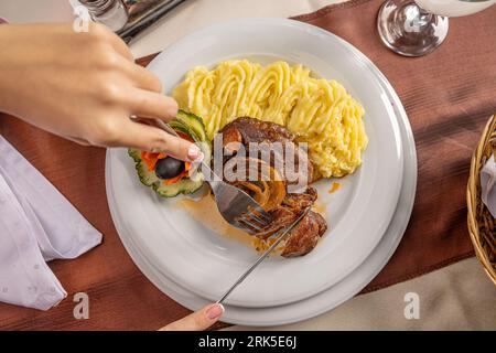 Filet de porc avec purée de pommes de terre servi sur la table du restaurant Banque D'Images