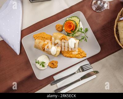 Vue de dessus de fines crêpes frites farcies de viande hachée Banque D'Images