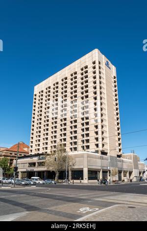 Adélaïde, Australie - 27 septembre 2019 : Hôtel Hilton Adelaide sur King William Street vu de Victoria Square par une journée lumineuse Banque D'Images