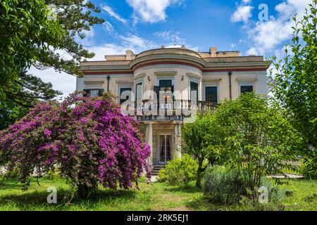 Villa mon repos, résidence d’été originale du Haut-Commissaire britannique, aujourd’hui Musée de Palaiopolis – Île de Corfou, Îles Ioniennes, Grèce Banque D'Images