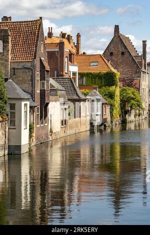 canal avec bâtiments historiques à bruges Banque D'Images