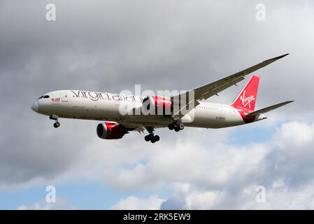 Virgin Atlantic Airways Boeing 787-9 Dreamliner jet avion G-VWOO en finale pour atterrir à l'aéroport de Londres Heathrow, Royaume-Uni. Nommée Leading Lady Banque D'Images