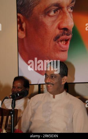 Bildnummer : 53749057 Datum : 14.12.2009 Copyright : imago/Xinhua (100125) -- COLOMBO, 25 janvier 2010 (Xinhua) -- une photo prise le 14 décembre 2009 montre le candidat à la 6e élection présidentielle du Sri Lanka, l'ancien commandant de l'armée, le lieutenant général Sarath Fonseka. Le Sri Lanka tiendra sa 6e élection présidentielle le 26 janvier. (Xinhua/Chen Zhanjie) (yc) (2)SRI LANKA-COLOMBO-PRESIDENTIAL ELECTION PUBLICATIONxNOTxINxCHN People Politik Porträt kbdig xng 2009 hoch Bildnummer 53749057 Date 14 12 2009 Copyright Imago XINHUA Colombo Jan 25 2010 XINHUA fichier photo prise LE 14 2009 décembre montre le candidat Banque D'Images