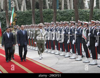 Bildnummer : 53749405 Datum : 25.01.2010 Copyright : imago/Xinhua (100125) -- TÉHÉRAN, 25 janvier 2010 (Xinhua) -- le président mauritanien Mohamed Ould Abdel Aziz (C, front) inspecte la garde d honneur accompagné de son homologue iranien Mahmoud Ahmadinejad (L, front) lors d une cérémonie de bienvenue dans le manoir présidentiel iranien à Téhéran, Iran, le 25 janvier 2010. (Xinhua/Ahmad Halabisaz) (jl) (3)IRAN-MAURITANIE-PRESIDENTS-MEETING PUBLICATIONxNOTxINxCHN People Politik Kbdig xdp 2010 quer Bildnummer 53749405 Date 25 01 2010 Copyright Imago XINHUA TÉHÉRAN Jan 25 2010 XINHUA Président mauritanien M Banque D'Images