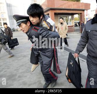 Bildnummer : 53749396 Datum : 25.01.2010 Copyright : imago/Xinhua (100125) -- NANTONG, 25 Jan. 2010 (Xinhua) -- Liu Kaijian est transporté par un gardien d'école à la salle d'examen de l'examen d'entrée de 2010 pour les académies d'art en dehors de la province de Jiangsu, dans la ville de Nantong, province de Jiangsu dans l'est de la Chine, le 25 janvier 2010. Perdant la jambe gauche et les deux bras après un choc électrique à l'âge de 11 ans, le garçon fort d'esprit a appris à s'occuper des corvées à la maison et à l'école avec un seul membre. (Xinhua/Huang Zhe) (wqq) (4)CHINE-JIANGSU-NANTONG-EXAMINÉ AVEC UN SEUL MEMBRE (CN) PUBLICATIONxNOTxINxCHN personnes K Banque D'Images