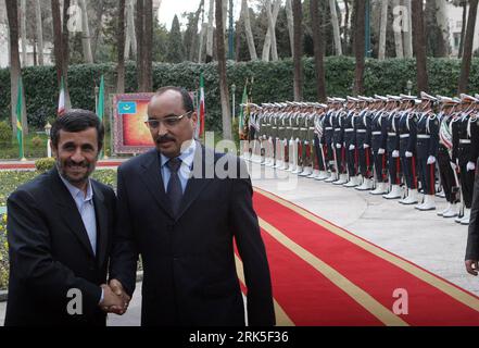 Bildnummer : 53749414 Datum : 25.01.2010 Copyright : imago/Xinhua (100125) -- TÉHÉRAN, 25 janvier 2010 (Xinhua) -- le président iranien Mahmoud Ahmadinejad (G) serre la main du président mauritanien Mohamed Ould Abdel Aziz lors d'une cérémonie de bienvenue dans le manoir présidentiel iranien à Téhéran, Iran, le 25 janvier 2010. (Xinhua/Ahmad Halabisaz) (jl) (1)IRAN-MAURITANIE-PRESIDENTS-MEETING PUBLICATIONxNOTxINxCHN People Politik Kbdig xdp 2010 quer premiumd Bildnummer 53749414 Date 25 01 2010 Copyright Imago XINHUA TÉHÉRAN Jan 25 2010 XINHUA Iran S Président Mahmoud Ahmadinejad serre la main de Mauritan Banque D'Images