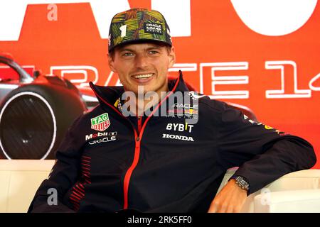 Max Verstappen, pilote de Red Bull Racing F1, lors d'une journée avant le Grand Prix des pays-Bas 2023 de dimanche au circuit Zandvoort CM.com à Zandvoort, pays-Bas. Date de la photo : jeudi 24 août 2023. Banque D'Images