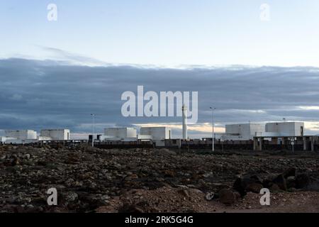 Îles Canaries, Lanzarote, Faro de Punta Pechiguera : le profil du phare de Punta Pechiguera se distingue au-dessus de quelques nouveaux bâtiments Banque D'Images