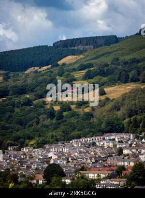 Une vue fascinante de Mountain Ash, Mid Glamorgan, Galles du Sud au printemps Banque D'Images