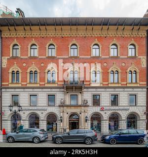 A row of cars parked in front of a beautiful vintage building in Helsingborg. Banque D'Images