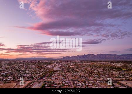 Coucher de soleil à Tucson AZ. Tourné en avril 2022 lors d'un magnifique coucher de soleil. Face au nord vers Marana Banque D'Images