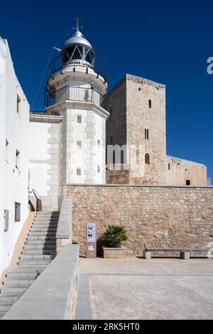 Phare et château, Peniscola, Communauté valencienne, Espagne Banque D'Images