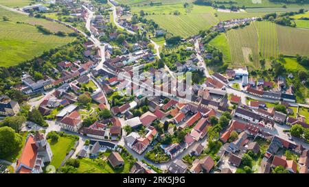 Vue aérienne du village rural de Falkenstein près de Poysdorf dans la région de Weinviertel en Autriche Banque D'Images