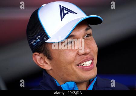 Alexander Albon, pilote de Williams F1, débarque lors d'une journée avant le Grand Prix des pays-Bas 2023 de dimanche au circuit Zandvoort CM.com à Zandvoort, aux pays-Bas. Date de la photo : jeudi 24 août 2023. Banque D'Images