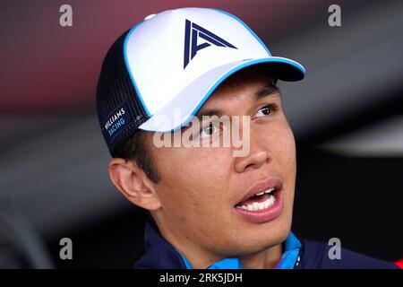 Alexander Albon, pilote de Williams F1, débarque lors d'une journée avant le Grand Prix des pays-Bas 2023 de dimanche au circuit Zandvoort CM.com à Zandvoort, aux pays-Bas. Date de la photo : jeudi 24 août 2023. Banque D'Images