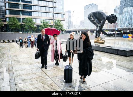 Amsterdam, pays-Bas. 24 août 2023. L'ancienne Voltt'er Nilüfer Gündogan, avec ses avocats Geert-Jan et Carry Knoops, arrivent au tribunal pour une audience dans l'affaire Gündogan contre Volt pour diffamation et calomnie. Gundogan a été expulsé de la faction de Volt à la suite d'allégations d'inconduite. Elle a résisté et a été prouvée par le juge, lui permettant de retourner dans la faction Volt. La partie a alors interjeté appel et a gagné. ANP JEROEN JUMELET pays-bas Out - belgique Out Credit:ANP/Alamy Live News Banque D'Images