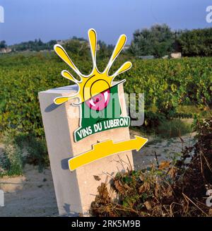 MAUBEC,FRANCE-AOÛT 17 2022: Panneau pour la route touristique à travers le Luberon. (Inscription en anglais "vins du Luberon"). Panneau extérieur contre Banque D'Images