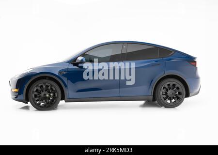 Une voiture Tesla Model y Performance de 2022 sur fond blanc Banque D'Images