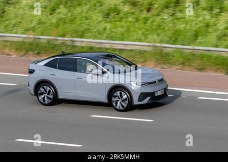 2022 VW Volkswagen ID5 style Pro Performance 204 Pro Performance 77Kwh batterie Auto gris SUV électricité 150 kW se déplaçant à grande vitesse sur l'autoroute M6 dans le Grand Manchester, Royaume-Uni Banque D'Images