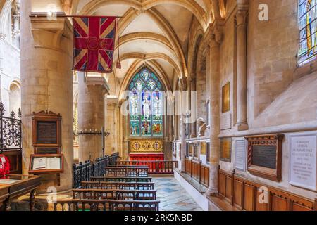 Oxford, Royaume-Uni - 18 mai 2023 : chapelle régimentaire de l'Oxfordshire et du Buckinghamshire à l'intérieur de la cathédrale Christ Church avec un beau vitrail Banque D'Images