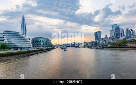 Vue panoramique de la Skyline de la ville de Londres depuis le Tower Bridge au coucher du soleil, Royaume-Uni. Vue sur la Tamise et les rives nord et sud Banque D'Images