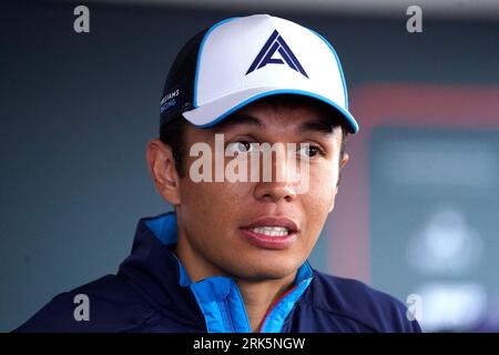 Alexander Albon, pilote de Williams F1, débarque lors d'une journée avant le Grand Prix des pays-Bas 2023 de dimanche au circuit Zandvoort CM.com à Zandvoort, aux pays-Bas. Date de la photo : jeudi 24 août 2023. Banque D'Images