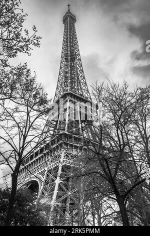 Image en noir et blanc de la Tour Eiffel par un jour nuageux d'hiver Banque D'Images