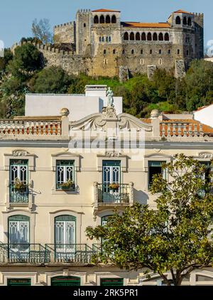 Bâtiment du début du 20e siècle avec Castelo de Leiria au loin Banque D'Images