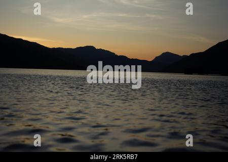 Un lac pittoresque immaculé situé dans un paysage montagneux Banque D'Images