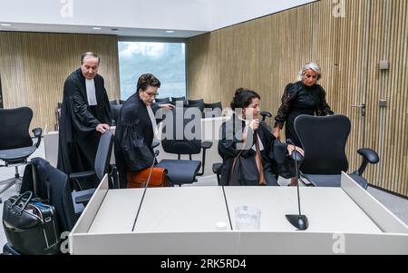 AMSTERDAM - l'ancienne Voltt'er Nilüfer Gündogan avec ses avocats Geert-Jan et Carry Knoops au tribunal pour une audience dans l'affaire Gündogan contre Volt pour diffamation et calomnie. Gundogan a été expulsé de la faction de Volt à la suite d'allégations d'inconduite. Elle a résisté et a été prouvée par le juge, lui permettant de retourner dans la faction Volt. La partie a alors interjeté appel et a gagné. ANP JEROEN JUMELET pays-bas Out - belgique Out Banque D'Images