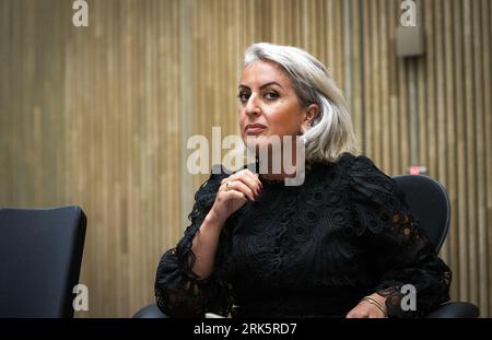 AMSTERDAM - l'ancienne Voltt'er Nilüfer Gündogan avec ses avocats Geert-Jan et Carry Knoops au tribunal pour une audience dans l'affaire Gündogan contre Volt pour diffamation et calomnie. Gundogan a été expulsé de la faction de Volt à la suite d'allégations d'inconduite. Elle a résisté et a été prouvée par le juge, lui permettant de retourner dans la faction Volt. La partie a alors interjeté appel et a gagné. ANP JEROEN JUMELET pays-bas Out - belgique Out Banque D'Images