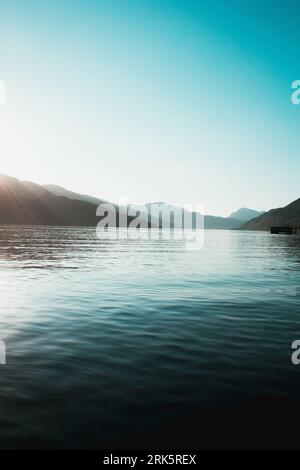Un lac pittoresque immaculé situé dans un paysage montagneux Banque D'Images