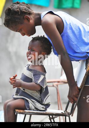 Bildnummer : 53756928 Datum : 26.01.2010 Copyright : imago/Xinhua (100127) -- PORT-au-PRINCE, 27 janvier 2010 (Xinhua) -- Une fille tente de réconforter un garçon en pleurs à Port-au-Prince, capitale d'Haïti, 26 janvier 2010. (Xinhua/Wu Xiaoling) (jl) HAITI-PORT-au-PRINCE-KIDS PUBLICATIONxNOTxINxCHN Erdbeben Naturkatastrophe Haiti kbdig xsk 2010 hoch o0 Kinder, pessitisch, Symbol Bildnummer 53756928 Date 26 01 2010 Copyright Imago XINHUA 100127 Port au Prince Jan 27 2010 XINHUA une fille tente de réconforter un garçon qui pleure à Port au Prince capitale d'HAÏTI Jan 26 2010 XINHUA Wu Xiaoling JL HAÏTI Port au Prince Ki Banque D'Images