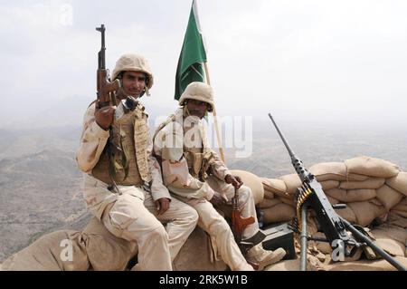 Bildnummer : 53757998 Datum : 27.01.2010 Copyright : imago/Xinhua (100127) -- RIYAD, 27 janvier 2010 (Xinhua) -- des soldats saoudiens dressent la garde dans un fort militaire dans la zone frontalière sud de l'Arabie saoudite, 27 janvier 2010. Riyad n’approuvera pas un cessez-le-feu avec les rebelles houthis à moins qu’ils ne montrent de bonnes intentions, y compris le retrait de tous les tireurs d’élite des terres saoudiennes et la libération de six soldats saoudiens qui seraient aux mains des rebelles, le vice-ministre saoudien de la Défense, le prince Khaled bin Sultan, a déclaré mercredi.(Xinhua/Li Zhen) (zw) (4)ARABIE SAOUDITE-RIYAD-YÉMEN-HOUTHI REBELLES Banque D'Images