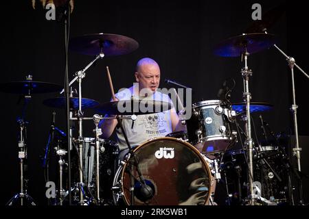 Trondheim, Norvège. 11th, août 2023. Le groupe de hard rock écossais Nazareth donne un concert au Sverresborg Folkemuseum de Trondheim. Ici le batteur Lee Agnew est vu en direct sur scène. (Crédit photo : Gonzales photo - Tor Atle Kleven). Banque D'Images