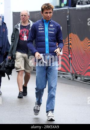 Alexander Albon, pilote de Williams F1, débarque lors d'une journée avant le Grand Prix des pays-Bas 2023 de dimanche au circuit Zandvoort CM.com à Zandvoort, aux pays-Bas. Date de la photo : jeudi 24 août 2023. Banque D'Images