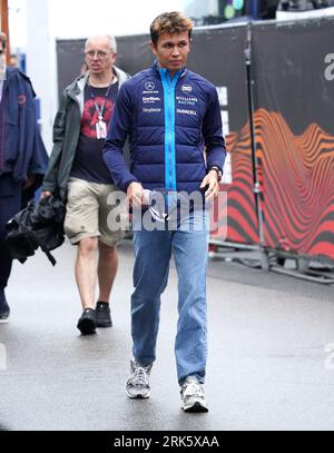 Alexander Albon, pilote de Williams F1, débarque lors d'une journée avant le Grand Prix des pays-Bas 2023 de dimanche au circuit Zandvoort CM.com à Zandvoort, aux pays-Bas. Date de la photo : jeudi 24 août 2023. Banque D'Images